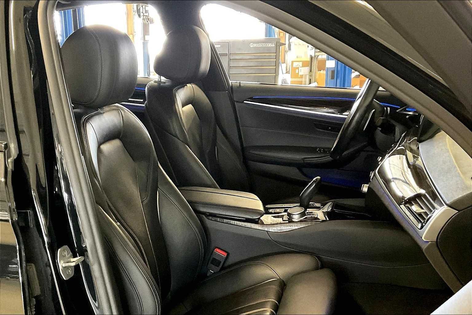 Used 2019 Black Sapphire Metallic BMW 530e iPerformance image 8