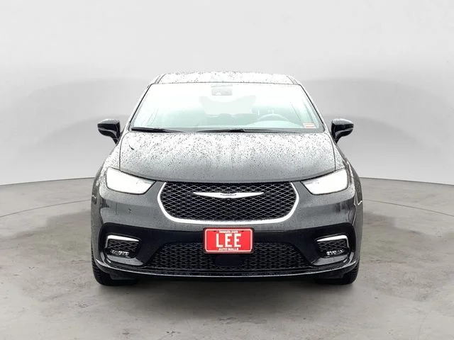 New 2026 Diamond Black Crystal Pearlcoat Chrysler SELECT AWD image 9