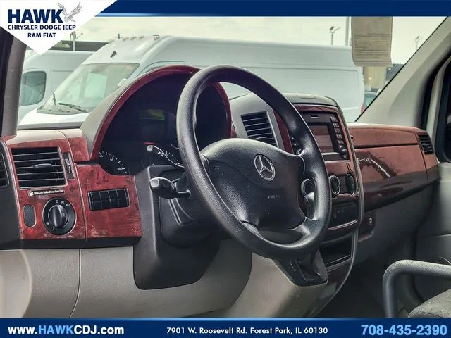 Used 2017  Mercedes-Benz Cargo 144 WB image 9