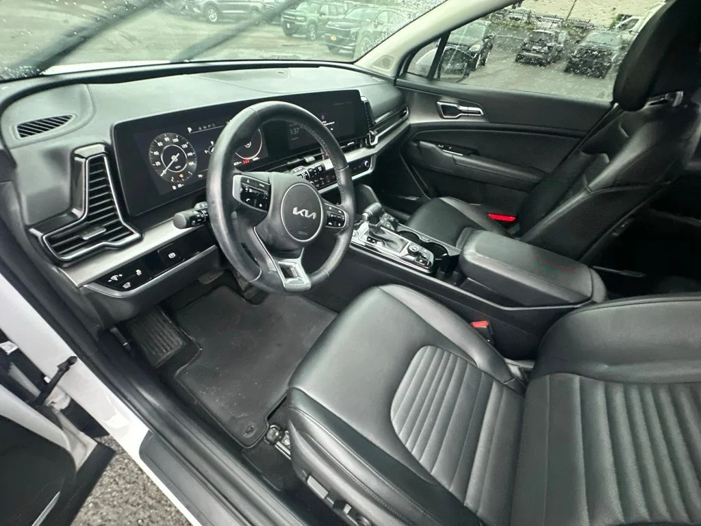 Used 2025 White Kia SX-Prestige image 8