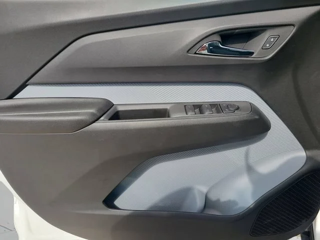 New 2027 Summit White Chevrolet LT image 15