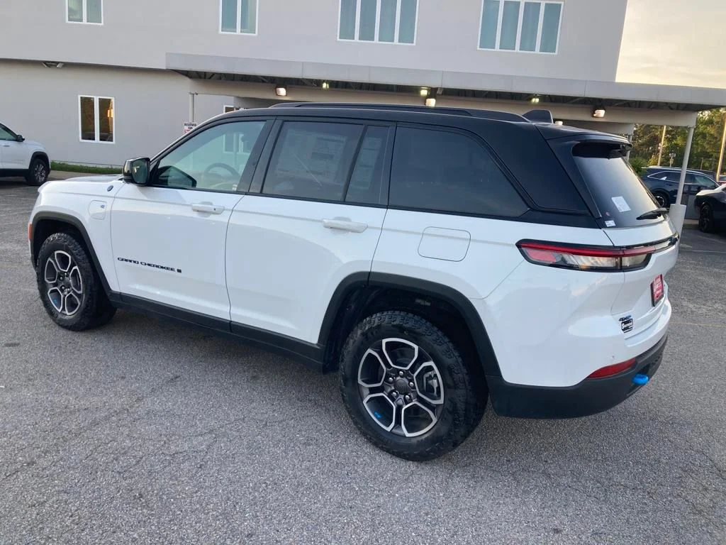 New 2024 Bright White Clear-Coat Exterior Paint Jeep Trailhawk 4xe image 3