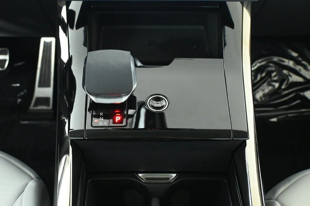 Used 2024 Green Land Rover Autobiography image 23