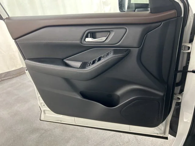 Used 2023 White Nissan SV image 18