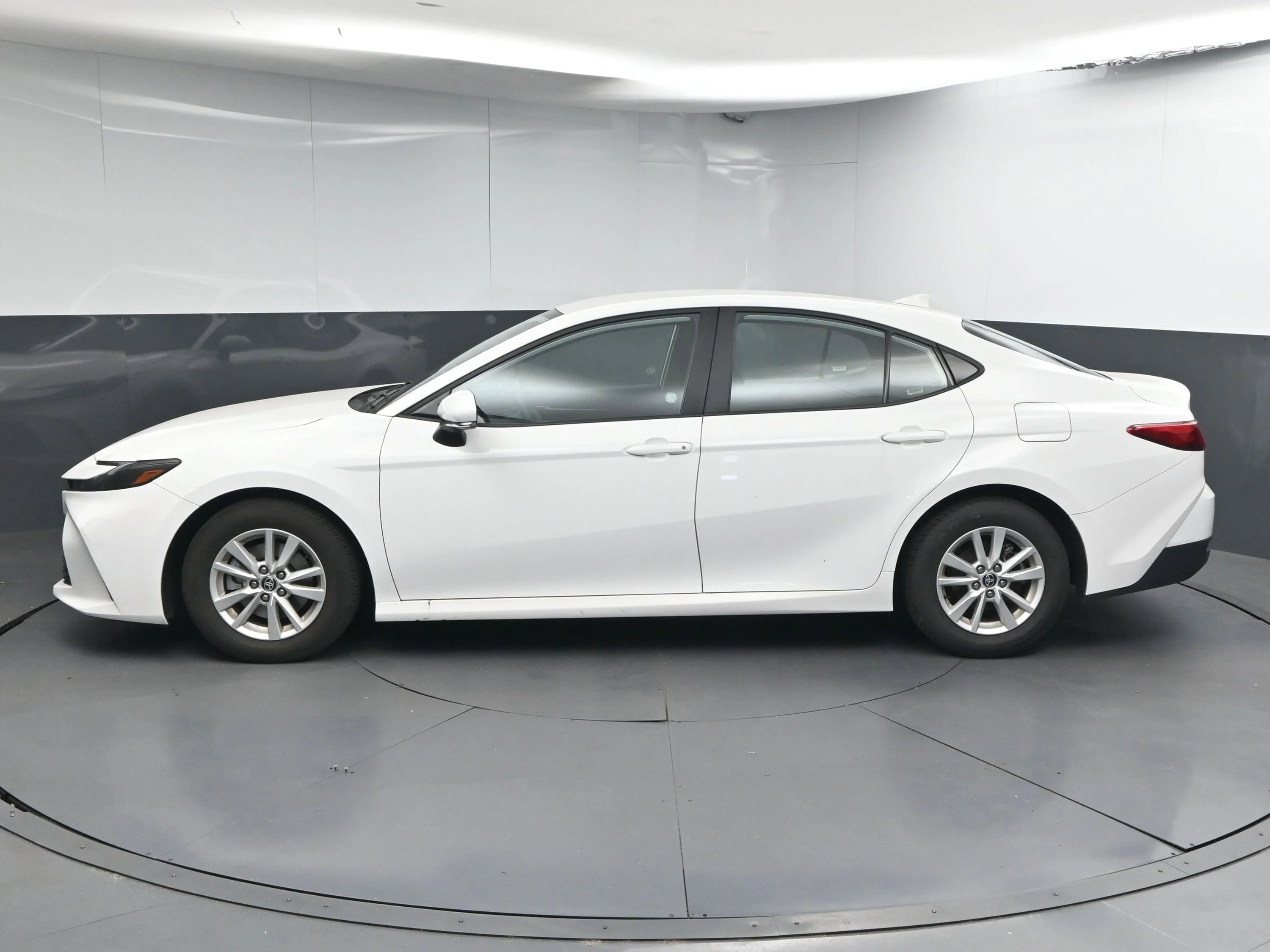 Used 2025 Ice Toyota LE image 4