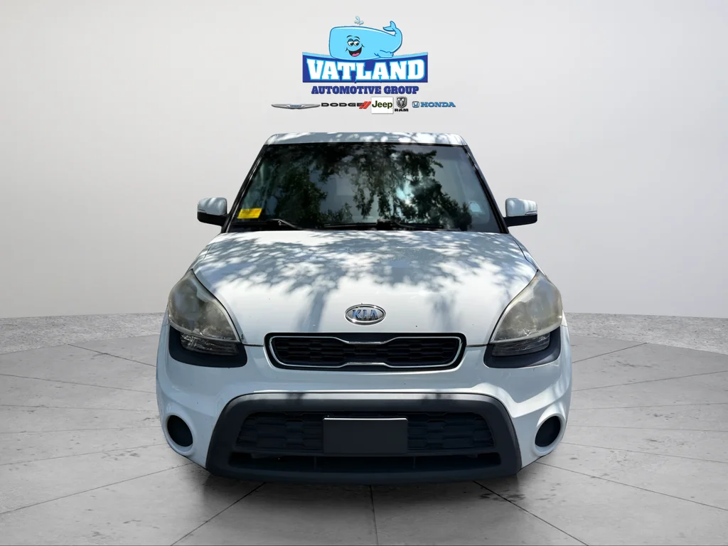 Used 2012 Clear White Kia Plus image 5