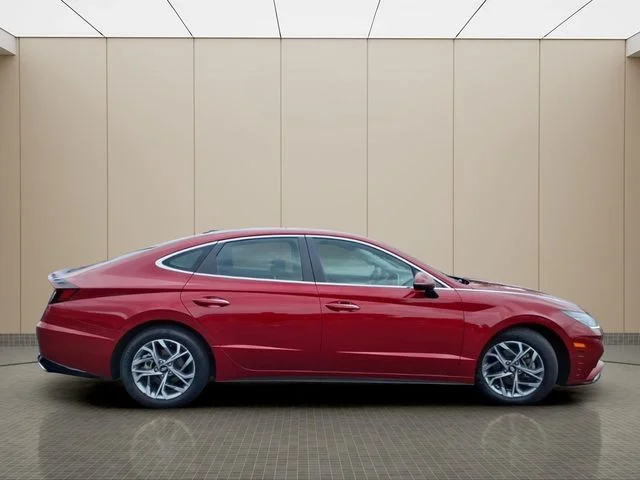 Used 2023 Red Hyundai SEL image 5