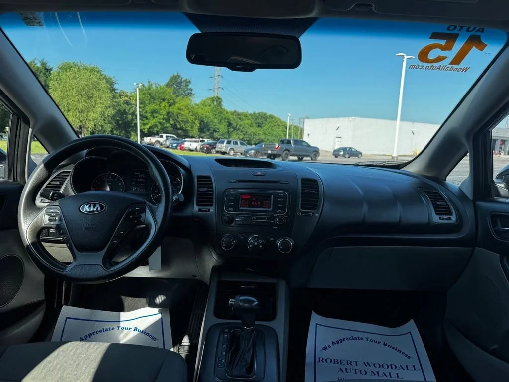 Used 2015  Kia LX image 12