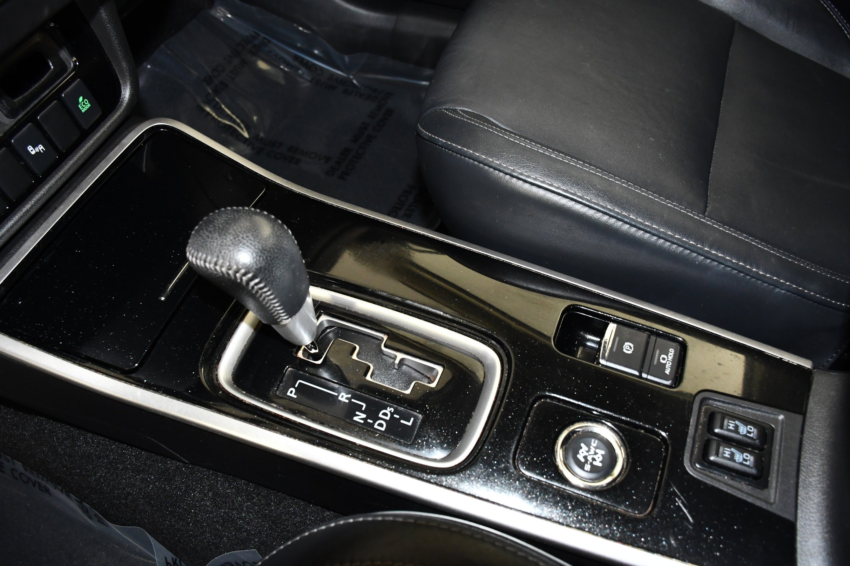 Used 2020 Labrador Black Metallic Mitsubishi SEL image 30