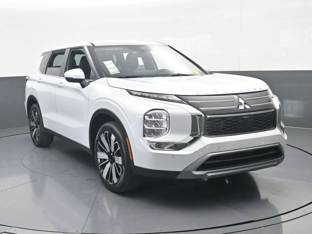 New 2026 Diamond White Mitsubishi SE image 9
