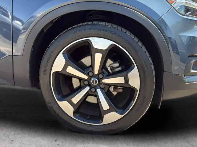 Used 2021 Blue Volvo Momentum image 26