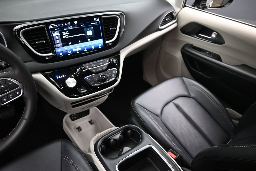 Used 2024 Silver Chrysler Touring L image 18