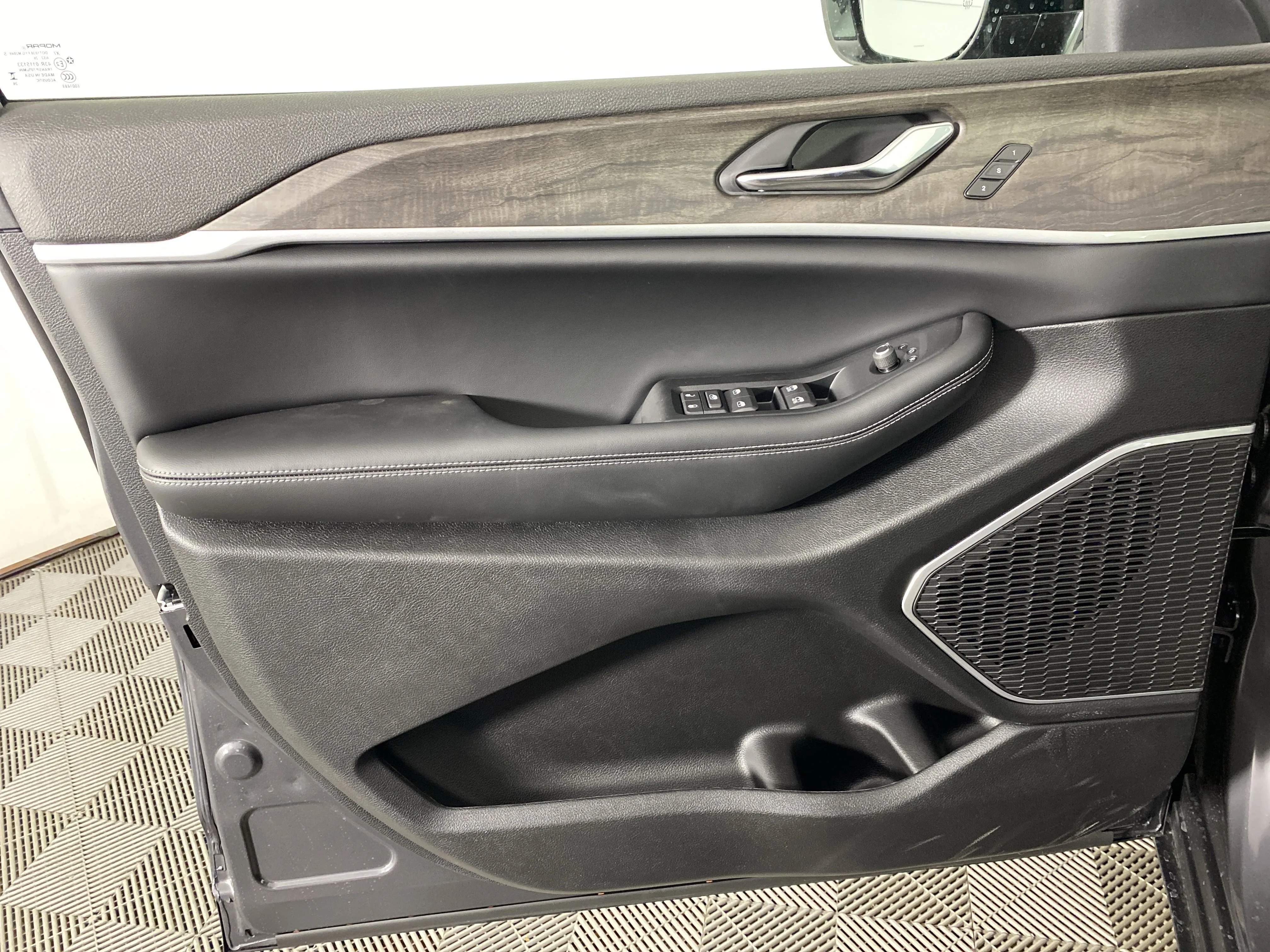 New 2026 Baltic Gray Metallic Clear-Coat Exterior Paint Jeep Limited image 13