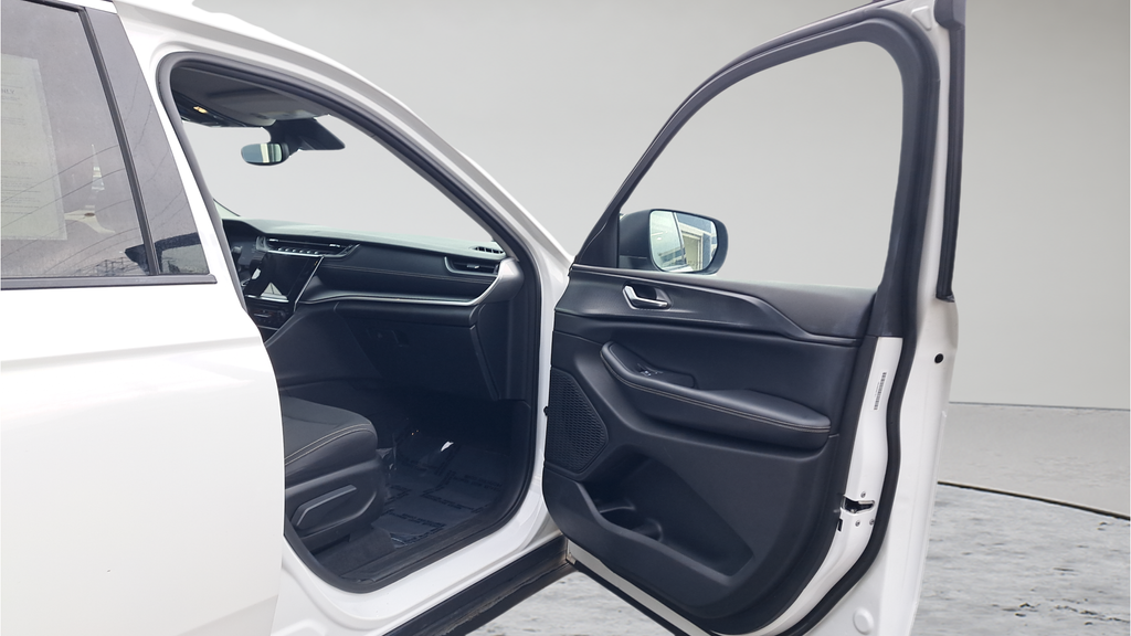 Used 2023 White Jeep Laredo image 15
