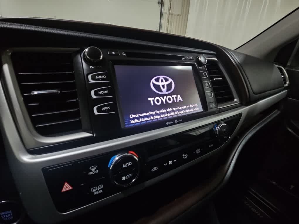 Used 2015 Silver Sky Metallic Toyota XLE image 18
