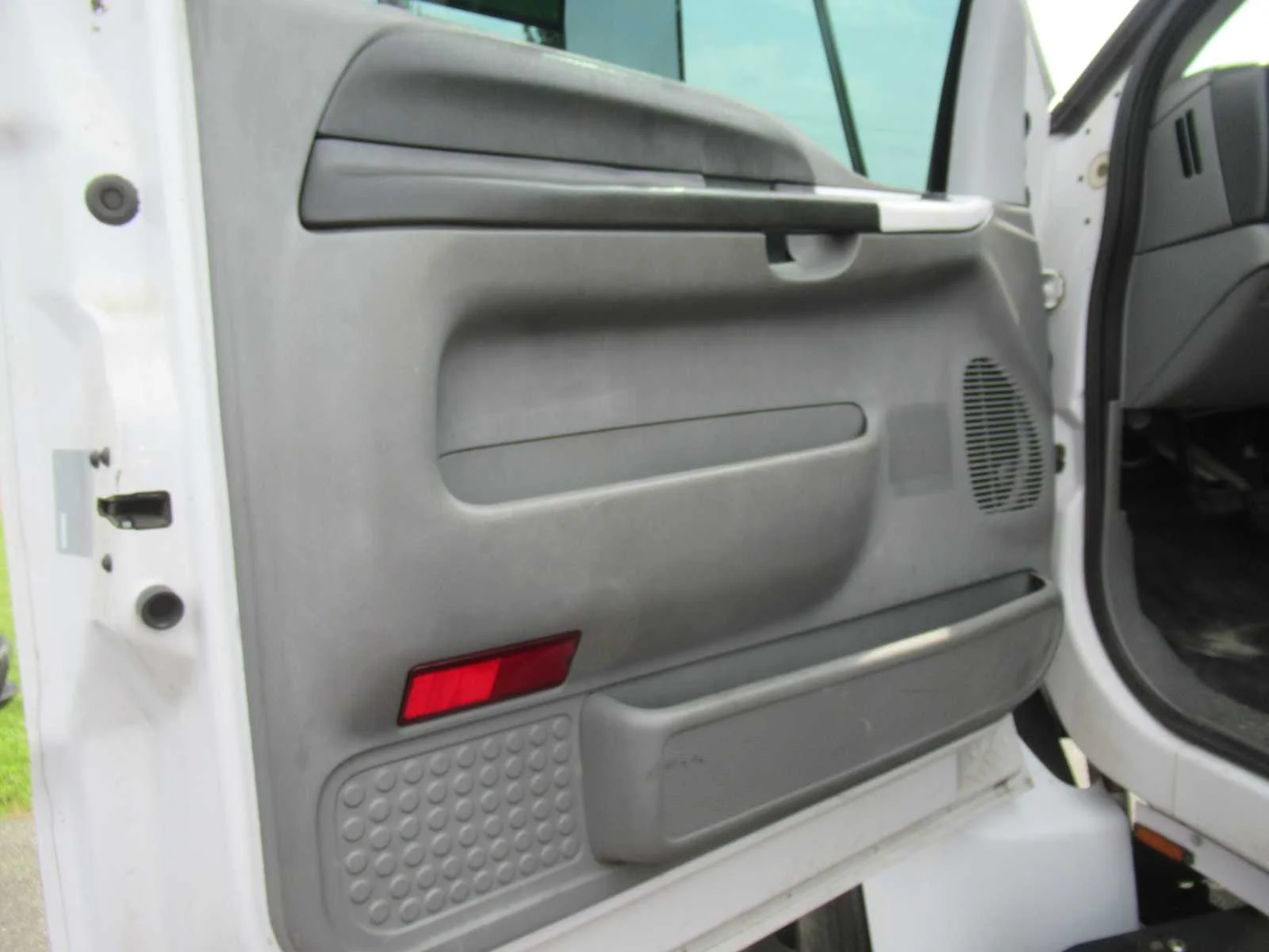 Used 2003 Oxford White Ford XL image 16