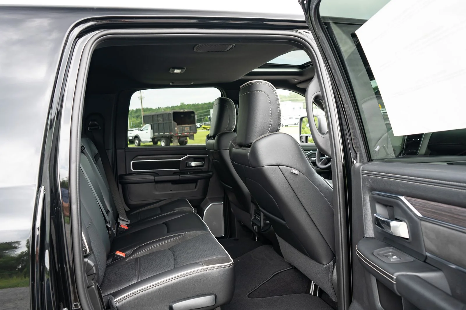 New 2026 Diamond Black Crystal Pearl-Coat Exterior Paint RAM Laramie image 40