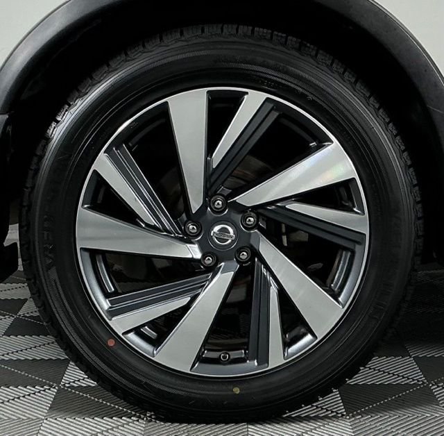 Used 2018 White Nissan Platinum image 9