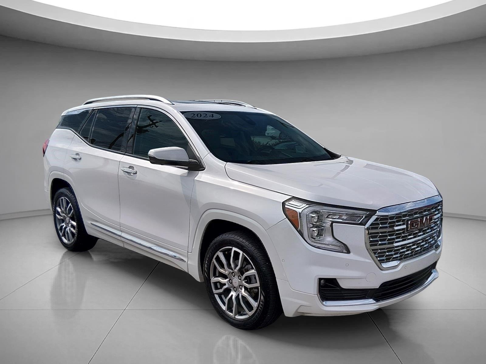 Used 2024 White Frost Tricoat GMC Denali image 7