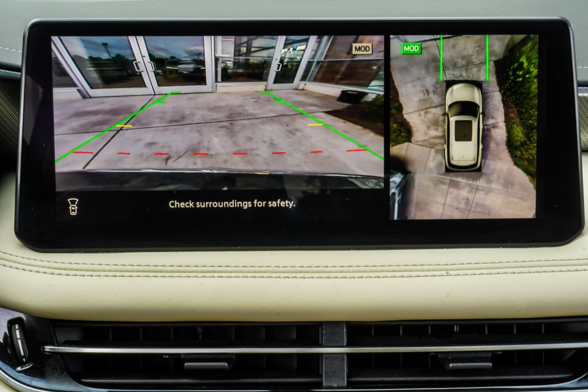 Used 2023 White INFINITI LUXE image 25