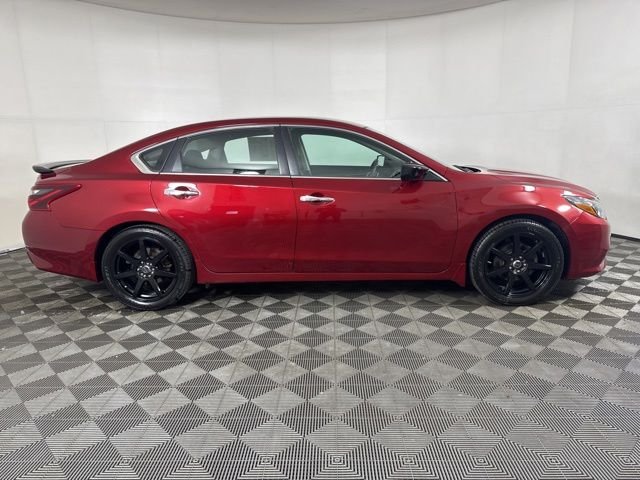 Used 2017 Red Nissan 2.5 SR image 2