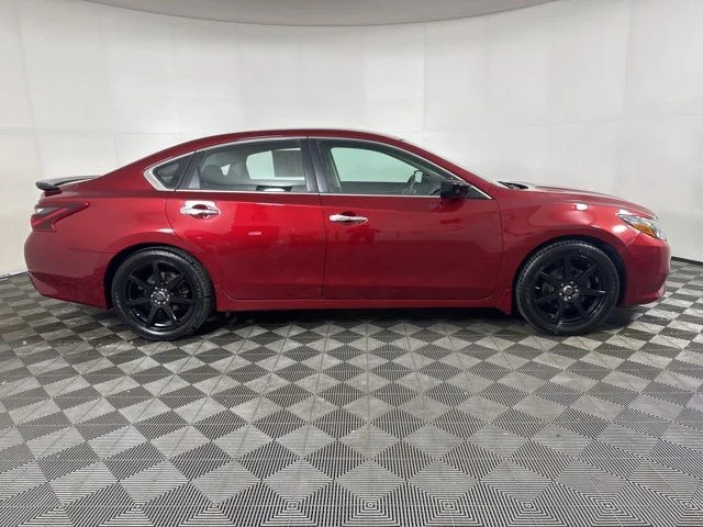 Used 2017 Scarlet Ember Nissan 2.5 SR image 2