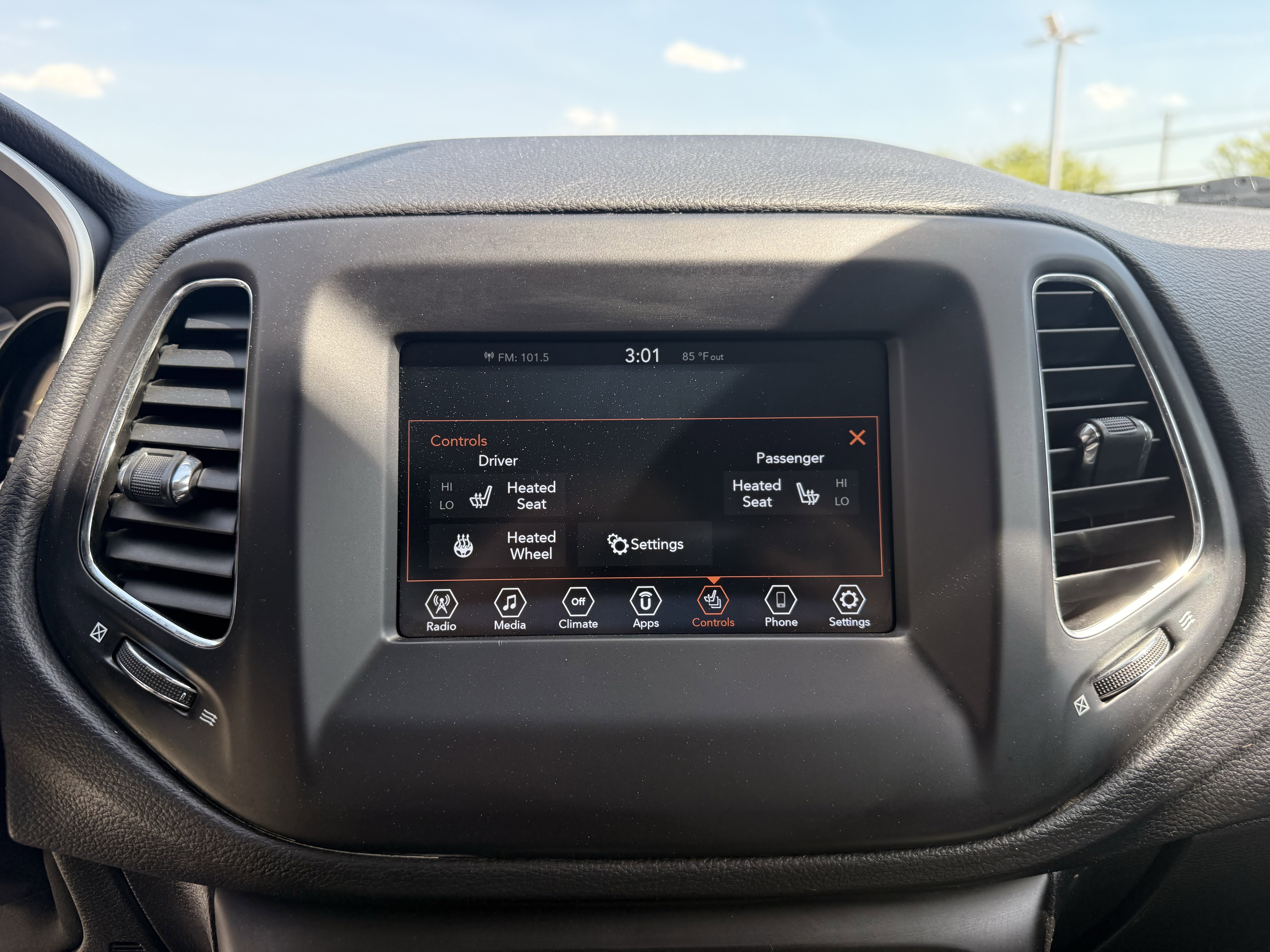 Used 2018 White Jeep Latitude image 23