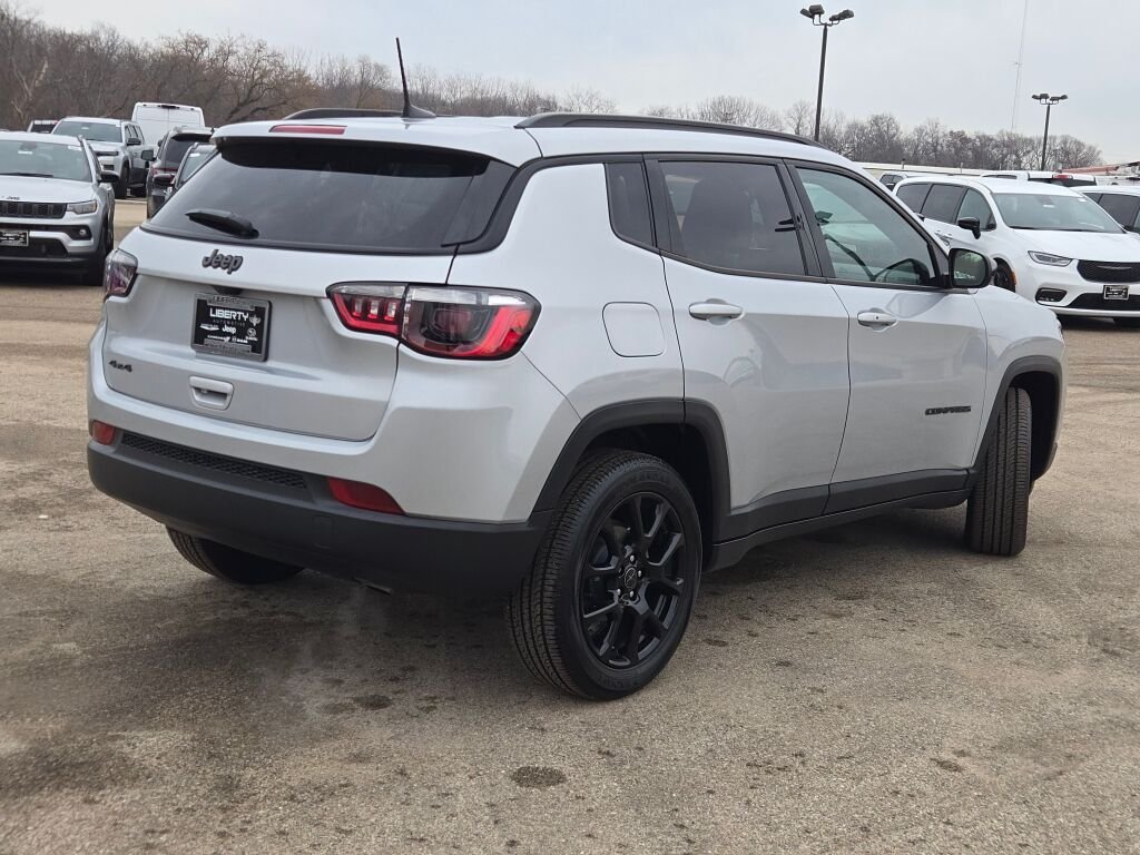 New 2026 Silver Zynith Metallic Clearcoat Jeep Latitude image 12