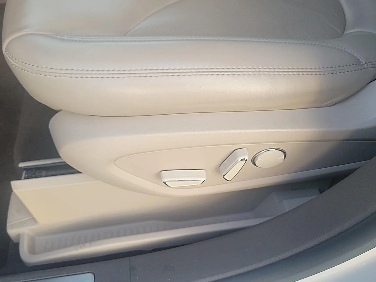 Used 2021 Ceramic Pearl Lincoln Standard image 11