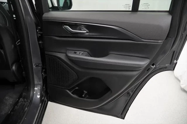 New 2026 Baltic Gray Metallic Clear-Coat Exterior Paint Jeep Laredo X image 31