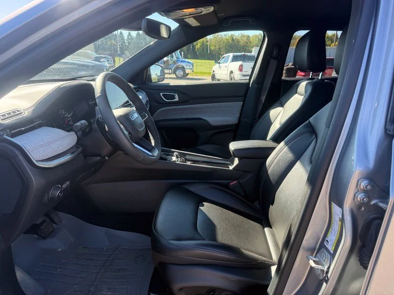Used 2023 Silver Jeep Latitude Lux image 3