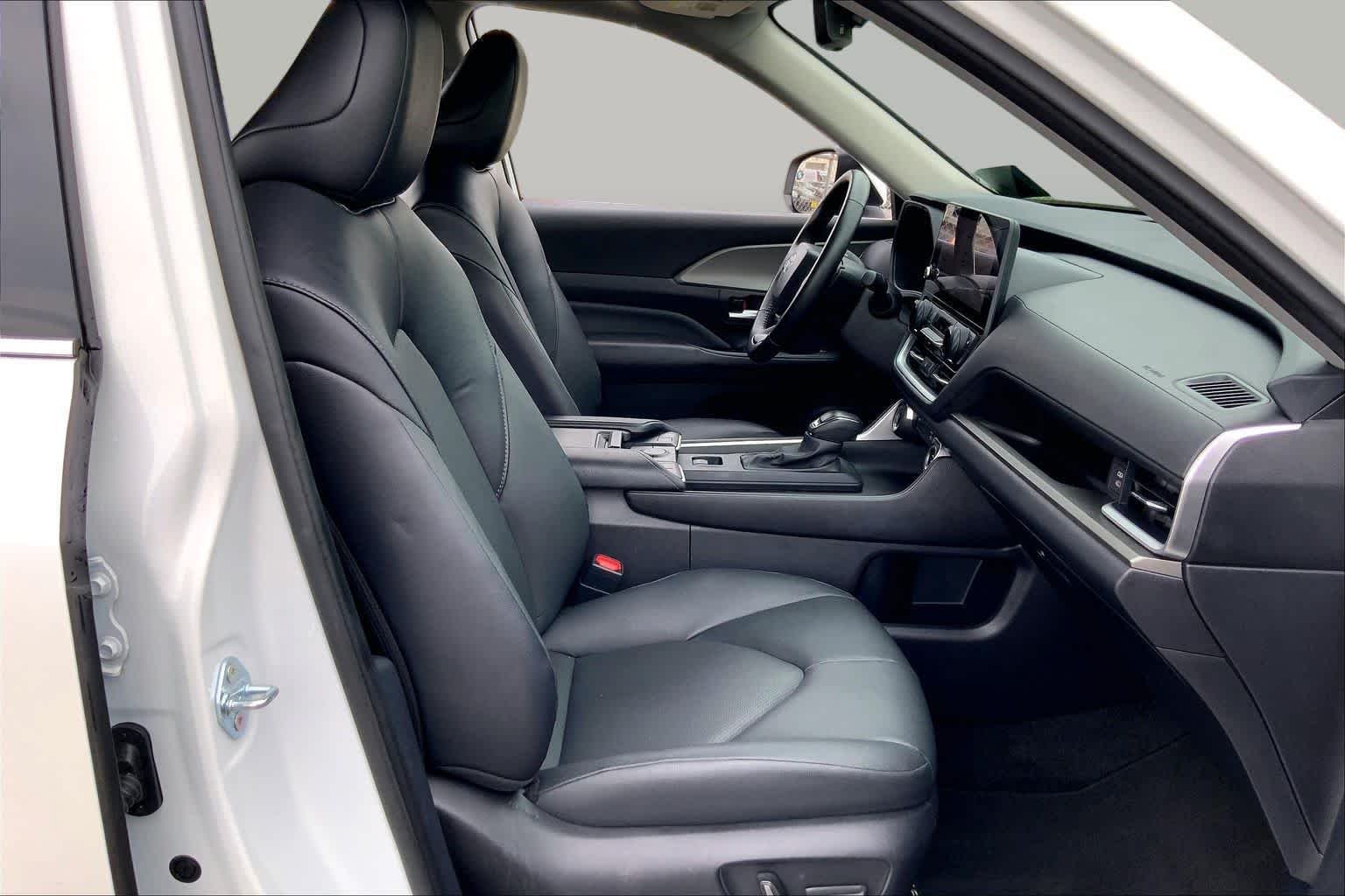 Used 2025 Wind Chill Pearl Toyota XLE image 9