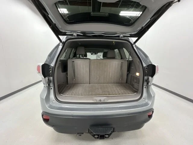 Used 2016 Silver Toyota Limited image 28