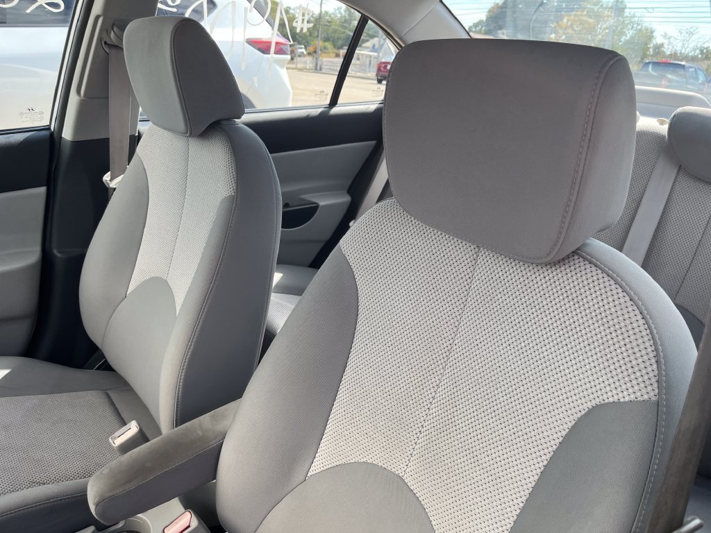 Used 2011 Silver Hyundai GLS image 12