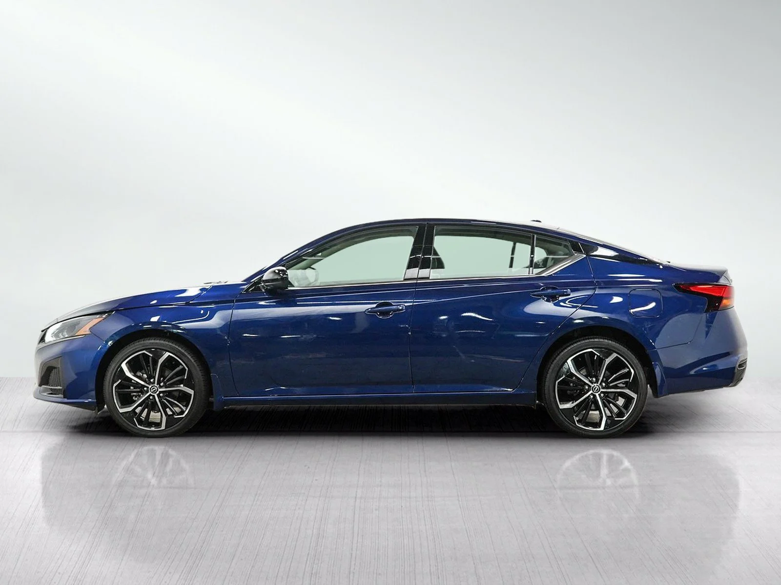 Used 2023 Nissan Altima SR with VIN 1N4BL4CW5PN407709 for sale in Minneapolis, Minnesota