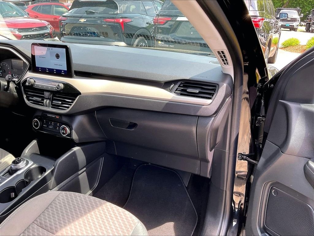 Used 2022 Black Ford SE image 13