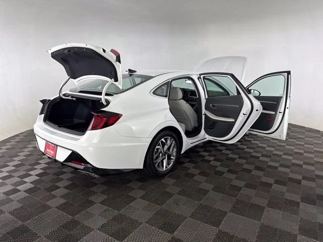 Used 2023 White Hyundai SEL image 17