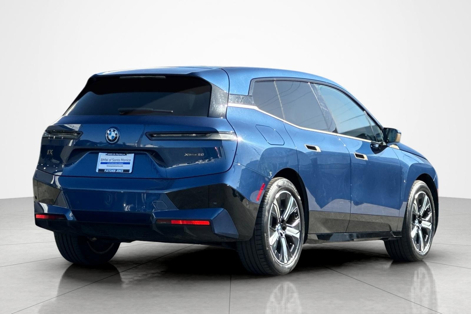 Used 2022 Phytonic Blue Metallic BMW xDrive50 image 5
