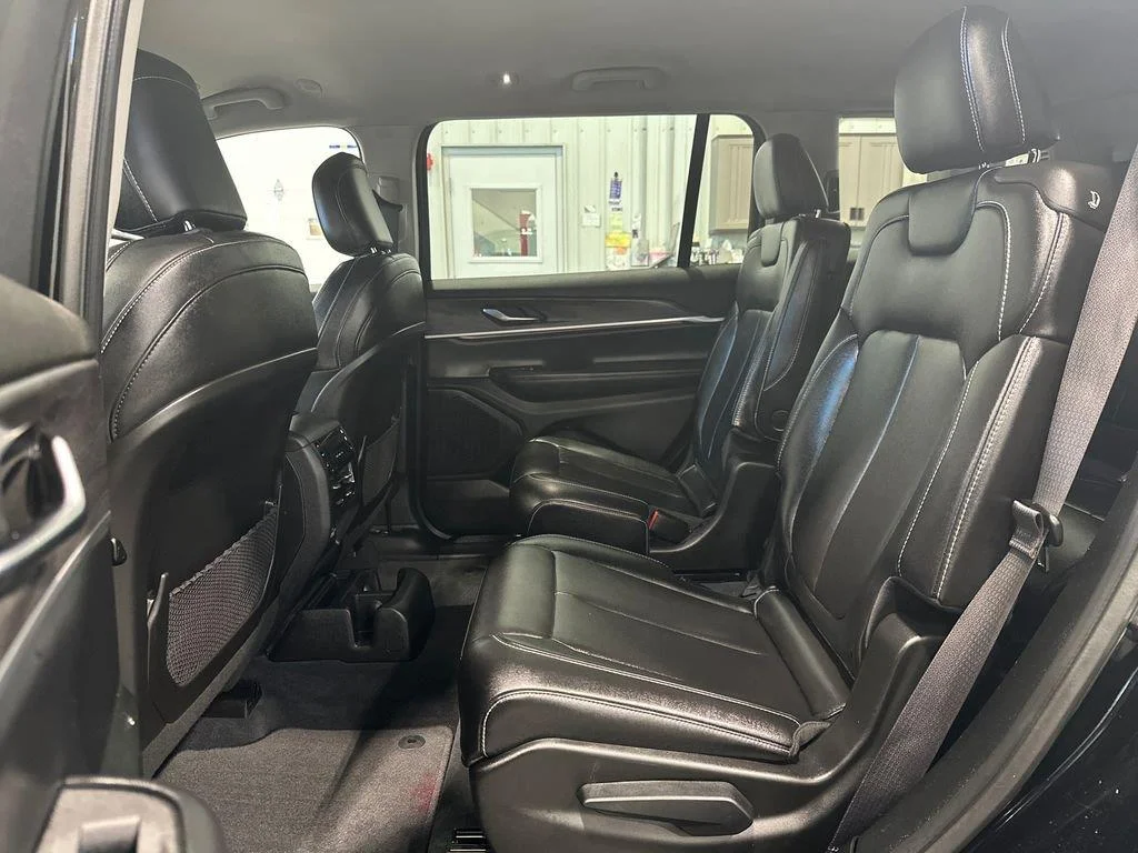 Used 2023 Diamond Black Crystal Pearlcoat Jeep Limited image 25