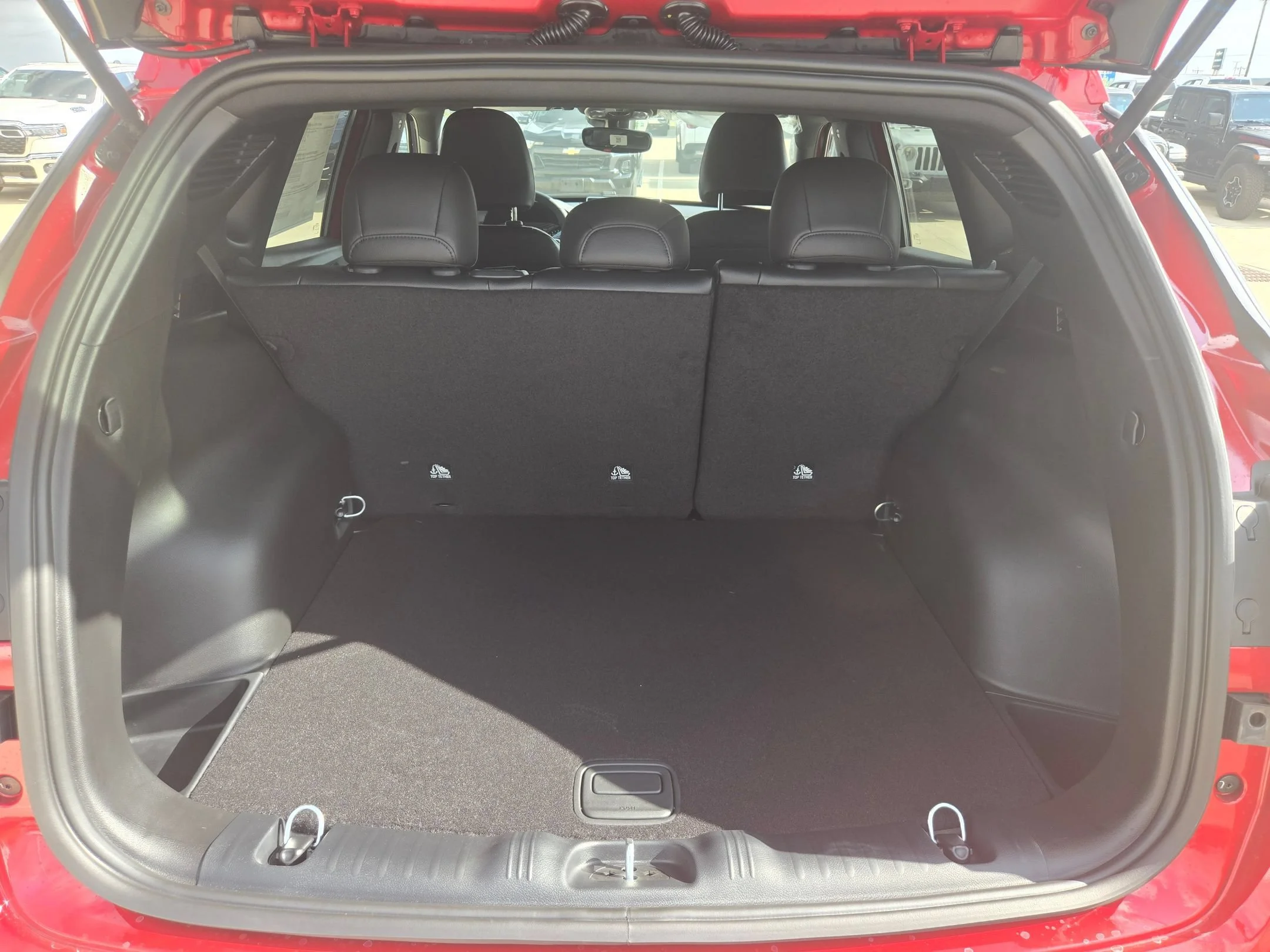 New 2026 Red Hot Pearl-Coat Exterior Paint Jeep Latitude image 21