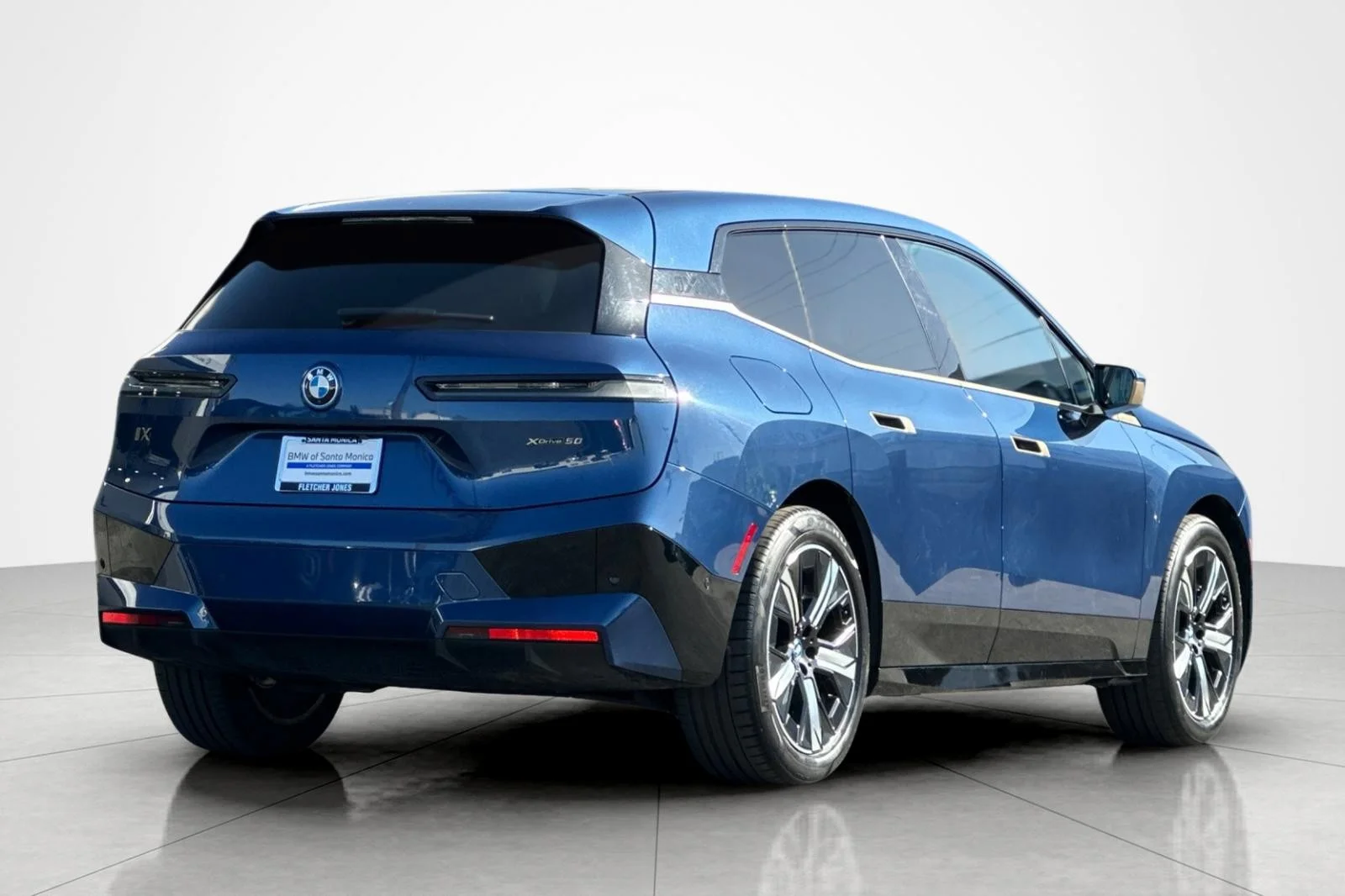 Used 2022 Phytonic Blue Metallic BMW xDrive50 image 5