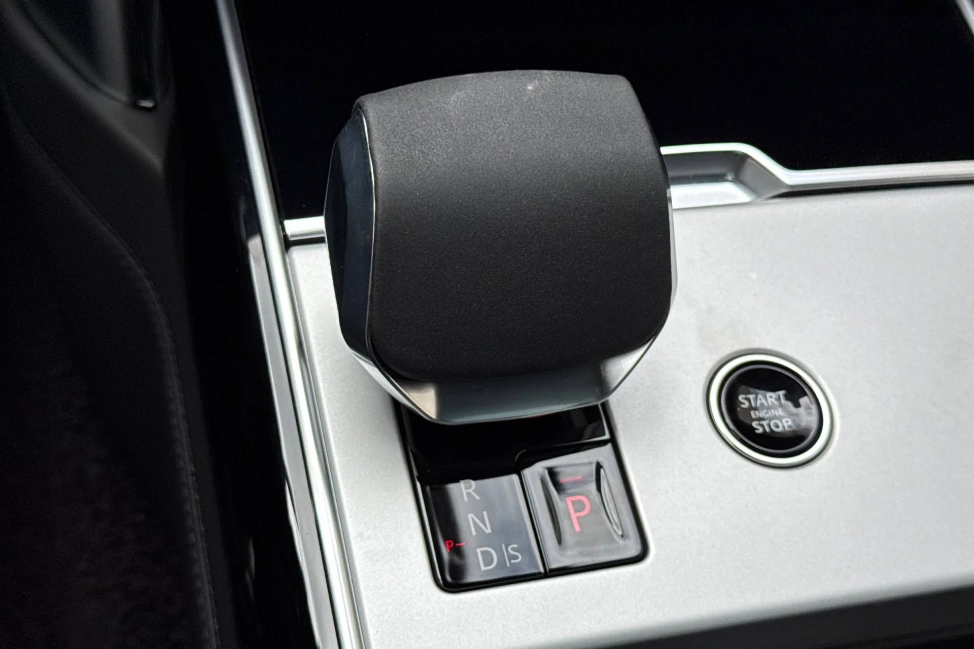 New 2026 Carpathian Grey Land Rover SE image 24
