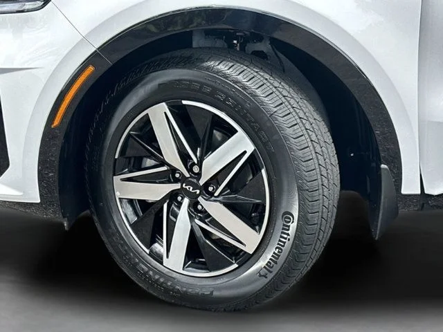 Used 2023 White Kia S image 32