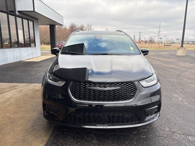 New 2026 Diamond Black Crystal Pearl-Coat Exterior Paint Chrysler Limited image 10