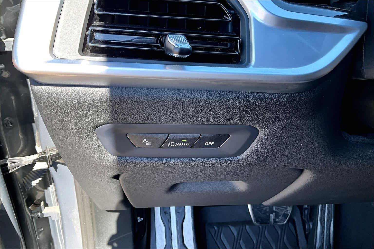 Used 2024 Skyscraper Grey Metallic BMW xDrive40i image 30