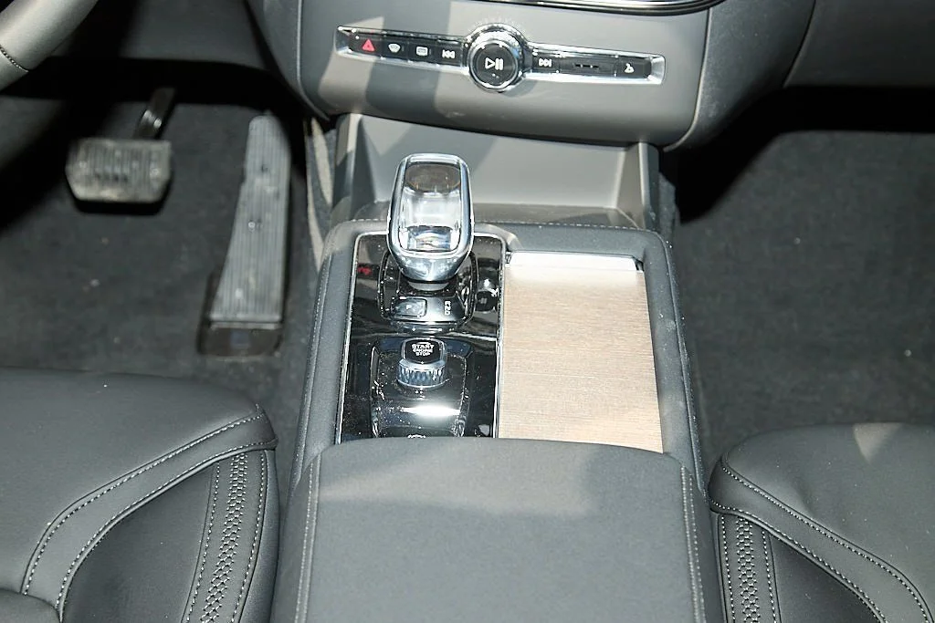 New 2026 Aurora Silver Volvo Plus image 30