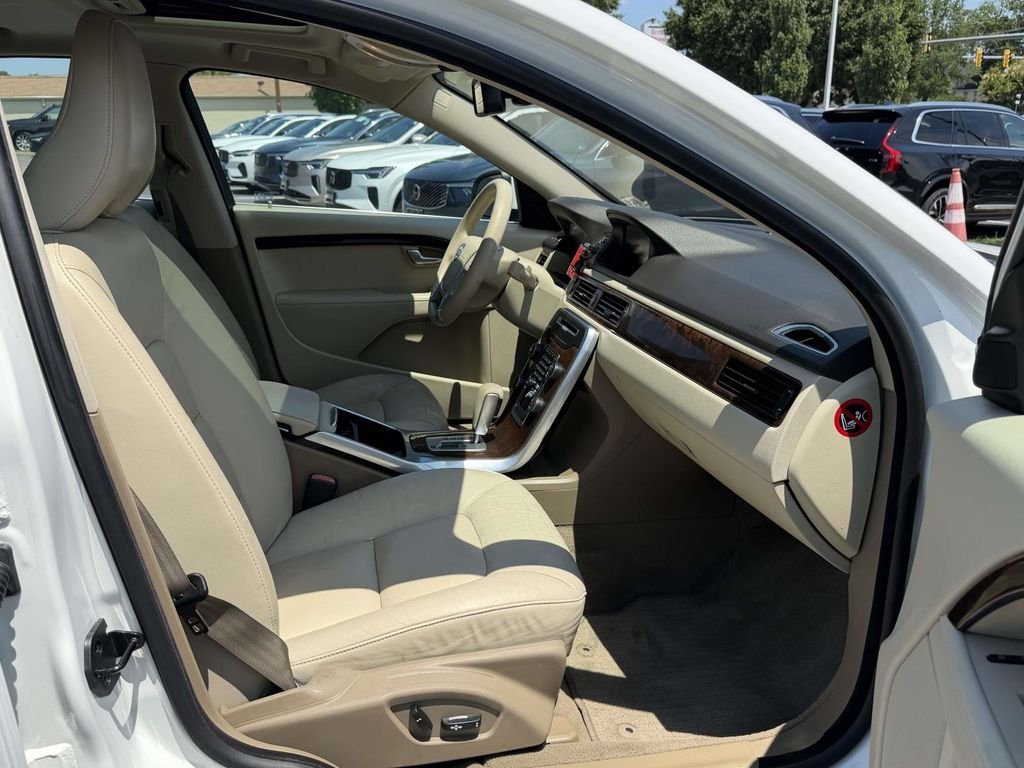 Used 2012 White Volvo 3.2 image 11