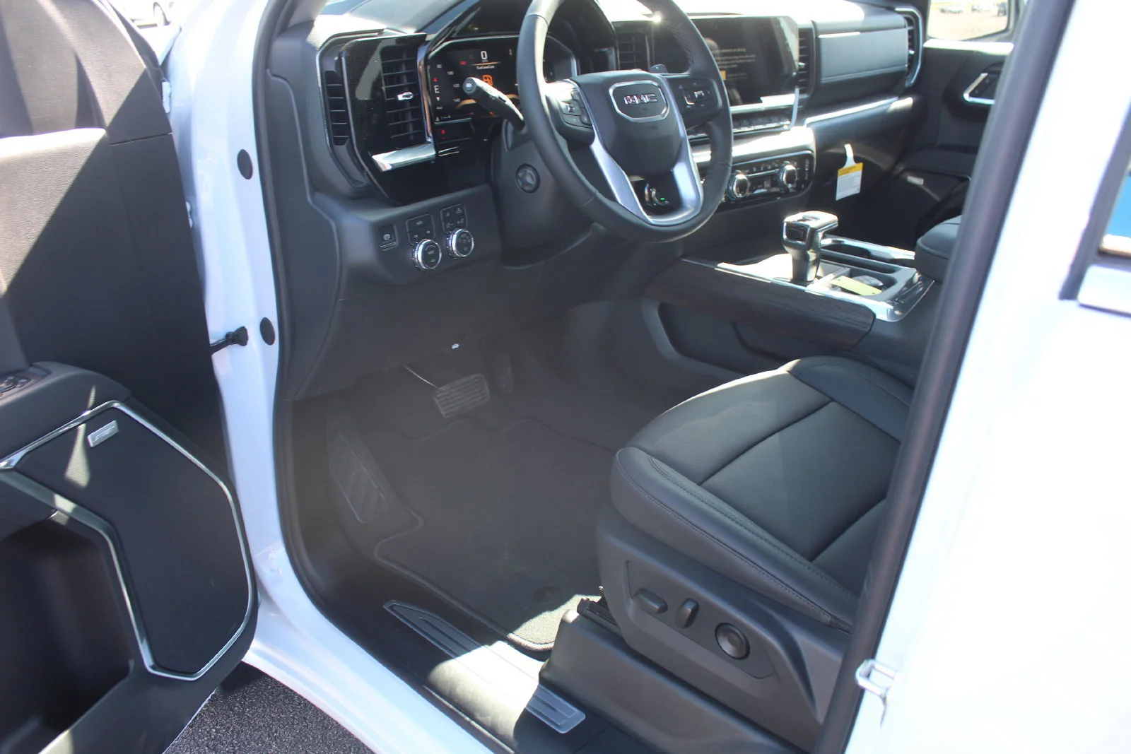 2026 GMC Sierra 1500 SLT - Photo 11