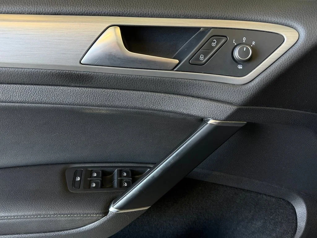 Used 2017 Silver Volkswagen Wolfsburg image 29