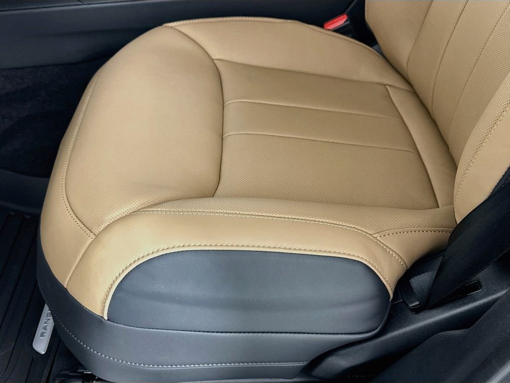 New 2026 Santorini Black Land Rover Dynamic SE image 18